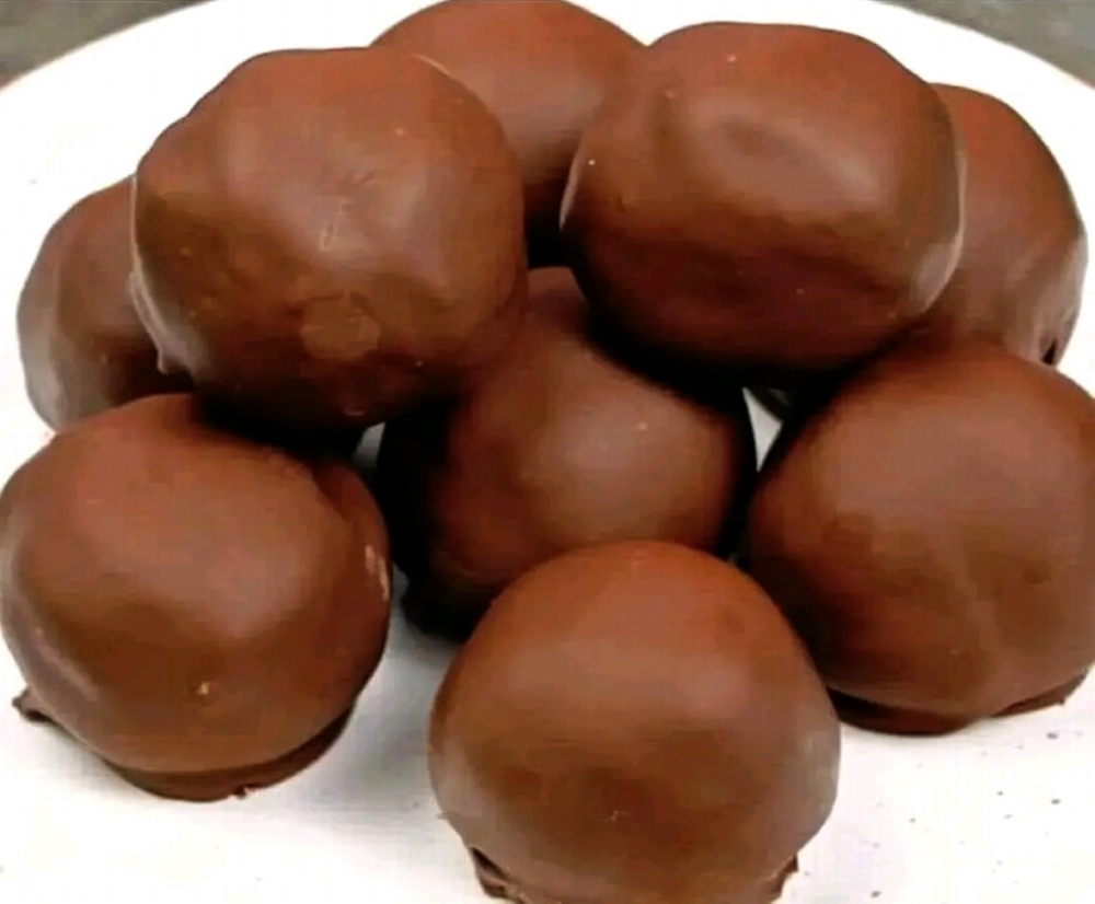 Descubre cómo hacer unas deliciosas bolas de coco y chocolate con esta fácil receta. Disfruta de un postre irresistible con dulzura y sabor.