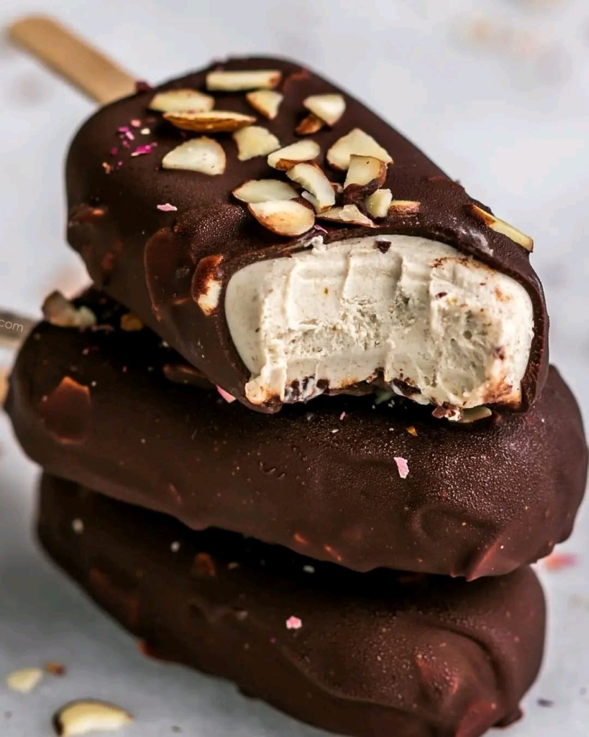 Prepara en casa un delicioso bombón helado con esta fácil receta. Disfruta de un postre cremoso con chocolate y almendras.