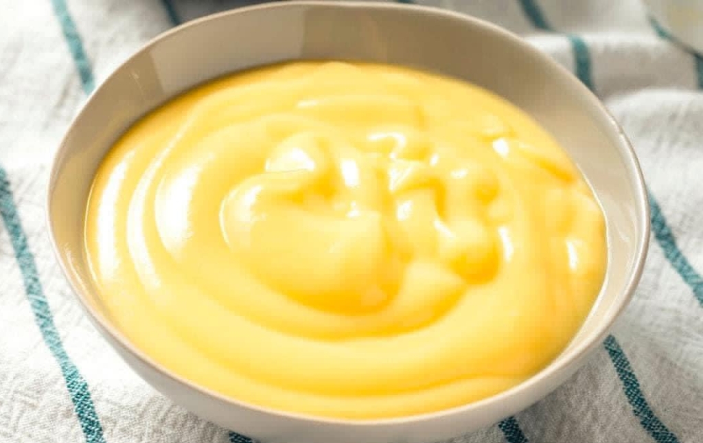Descubre cómo preparar una deliciosa crema pastelera de naranja con nuestra receta fácil paso a paso. Disfruta rico de un postre casero.