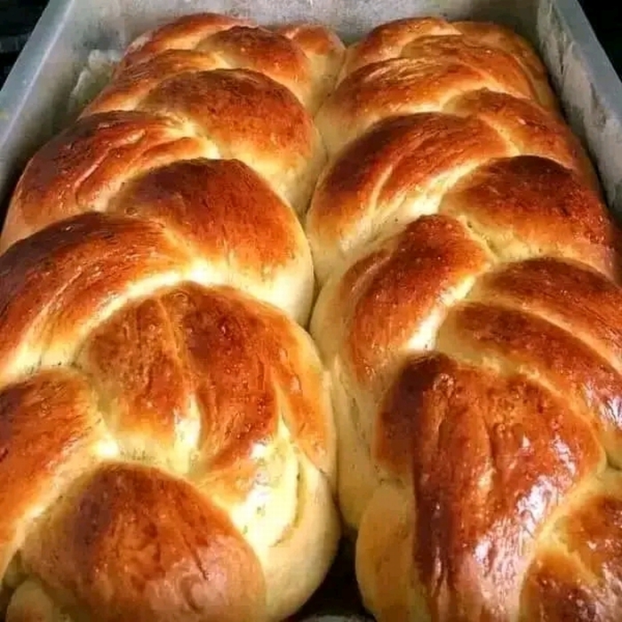 Cómo preparar un delicioso pan de leche condensada con esta receta casera fácil de seguir. Sorprende a tu familia con este irresistible pan.