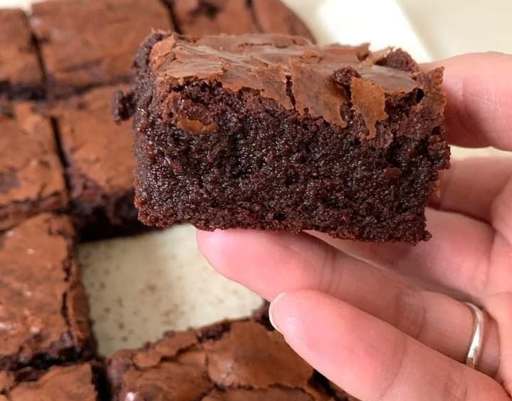 Prepara en casa estos deliciosos brownies de chocolate. Una receta fácil y rápida para hornear brownies esponjosos y llenos de sabor.