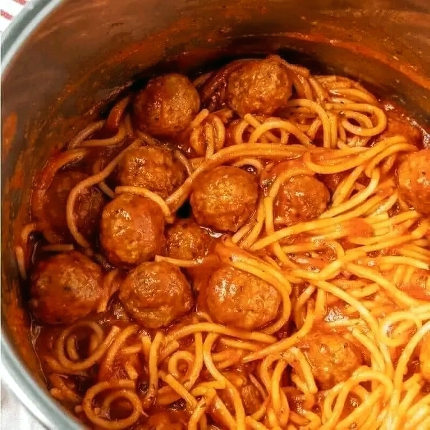 Prepara unos deliciosos Espaguetis con Albóndigas con esta receta fácil y rápida. Ideal para una comida familiar o una cena acogedora.