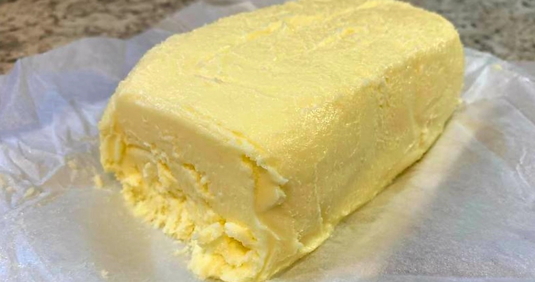 Descubre cómo hacer mantequilla casera con esta receta fácil y deliciosa. Con solo pocos pasos, podrás disfrutar de mantequilla en casa.