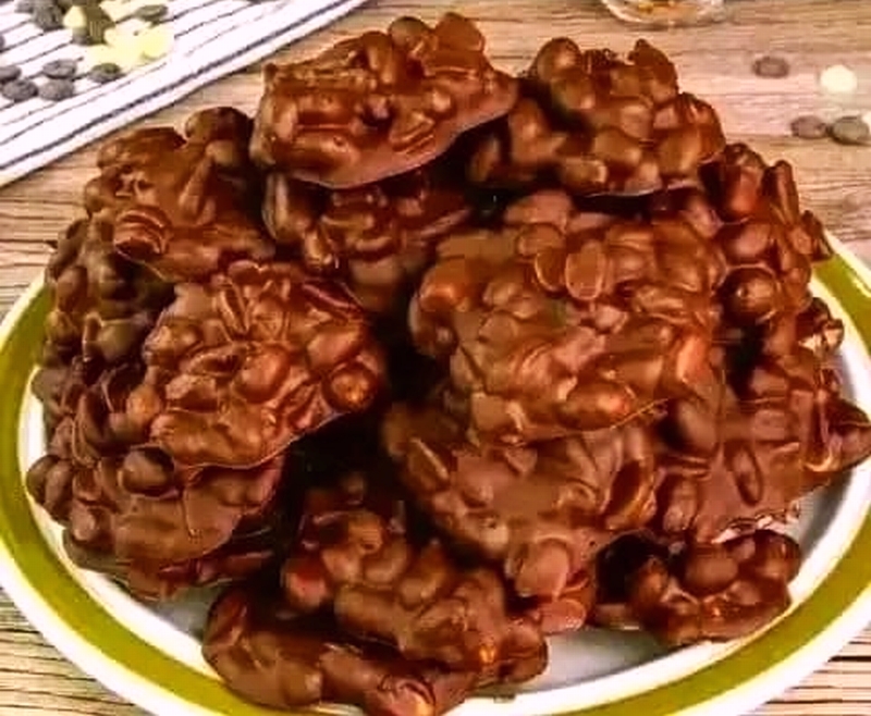 Descubre cómo hacer la receta clásica de cacahuetes con chocolate en casa. Delicioso postre de chocolate con cacahuetes.