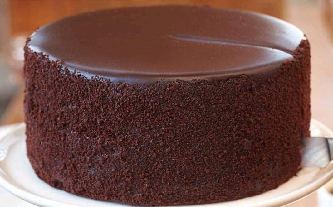 Descubre cómo hacer un pastel de chocolate esponjoso con esta receta fácil. Delicioso postre casero que te hará la boca agua.