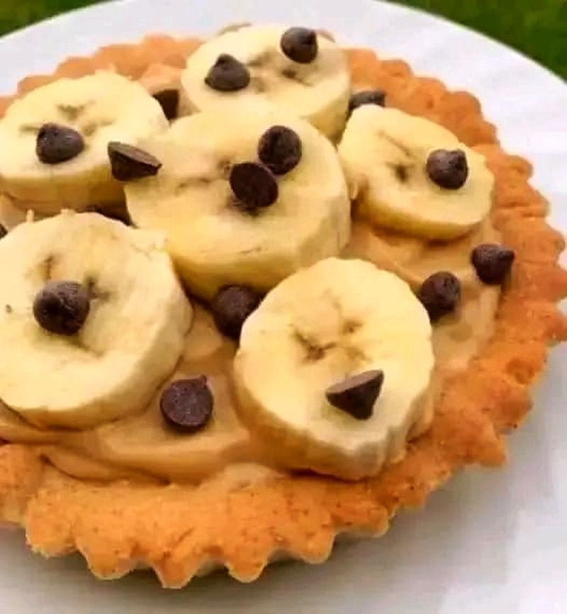 Descubre cómo hacer deliciosas tartaletas rellenas de plátano y chocolate con esta receta fácil. Prepara un postre irresistible en casa.
