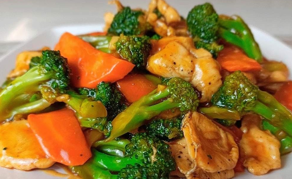 Descubre cómo preparar un delicioso pollo con verduras estilo oriental con esta receta fácil. Ideal para una cena rápida y saludable.
