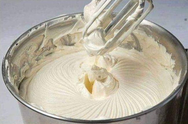 Aprende cómo hacer crema Chantilly casera con esta receta fácil y deliciosa. Sorprende a todos con esta crema en tus postres favoritos.
