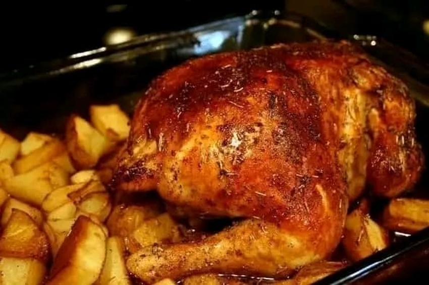 Descubre cómo preparar un delicioso pollo al horno relleno de manzana con esta receta fácil y sabrosa, Pollo asado delicioso.