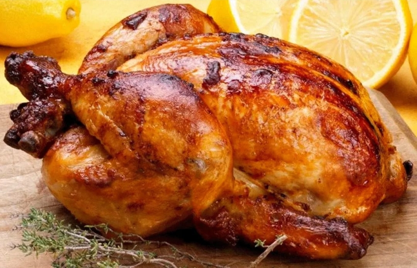 Descubre cómo preparar un delicioso pollo entero al horno con nuestra receta fácil. Aprende los secretos para lograr un pollo jugoso.