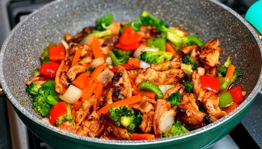 Prepara un delicioso salteado de pollo y verduras en minutos! Una receta saludable y fácil para una cena ligera y sabrosa. Descubre cómo.